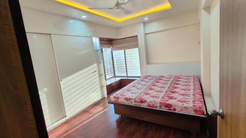 um quarto com uma cama num quarto com uma janela em The ten - 2 rooms in 3bhk apartment em Pune