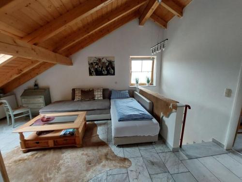 ein Wohnzimmer mit einem Sofa und einem Tisch in der Unterkunft Pleasant apartment in Füssen in Füssen