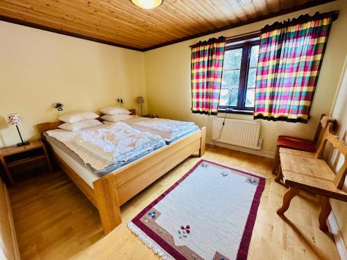una camera con letto, finestra e tappeto di Sälentoppen a Sälen