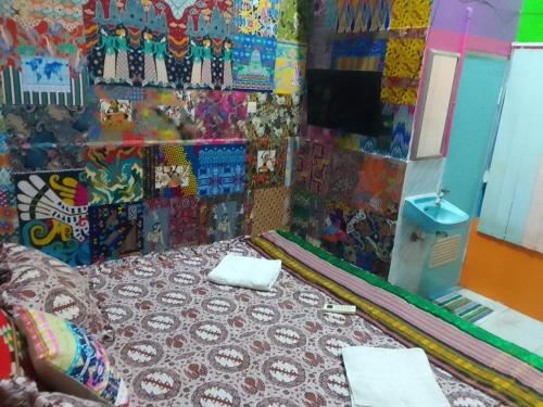 Postel nebo postele na pokoji v ubytování Pelemkecut Double-Degree Syariah Accommodation