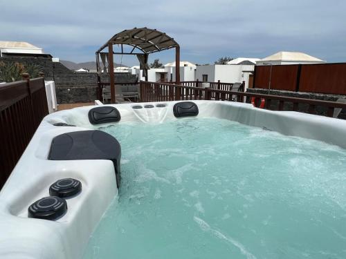 un bain à remous au milieu d'une arrière-cour dans l'établissement Villa 61 PlayaBlanca Lanzarote Pool Spa, à Playa Blanca
