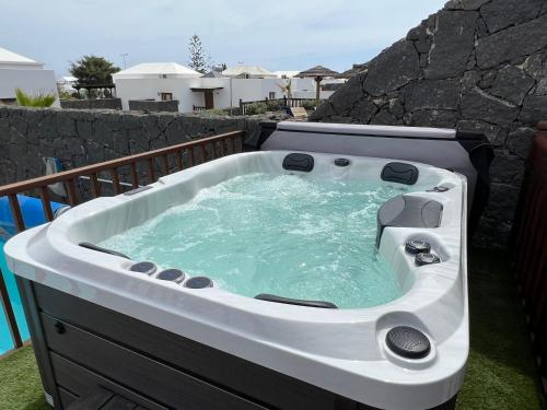 une grande baignoire installée au-dessus d'une cour dans l'établissement Villa 61 PlayaBlanca Lanzarote Pool Spa, à Playa Blanca