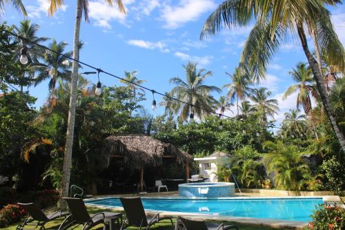 um resort com piscina e palmeiras em VillasMana Complex PlayaBonita LasTerrenas Samana NearBeach WiFi em Las Terrenas