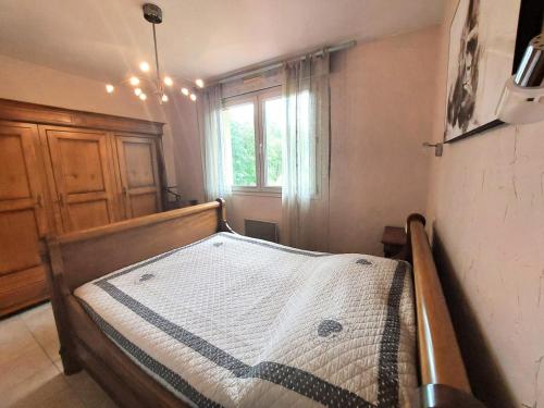 une chambre avec un lit dans une pièce avec une fenêtre dans l'établissement Résidence Maison Boncelin - Charmant 2 pièces dans quartier très calme ! MAE-0011, à Aix-les-Bains