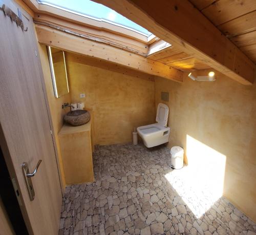 een raam met uitzicht op een badkamer met een toilet bij Villa Eliya - Evia in Skála