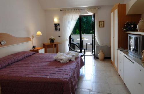 1 dormitorio con 1 cama con colcha roja en Masseria Chiancone Torricella, en Martina Franca