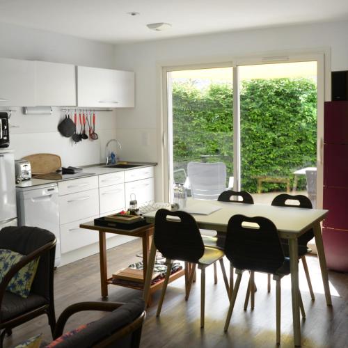 une cuisine et une salle à manger avec une table et des chaises dans l'établissement La Maison des Hérissons, à Bergerac