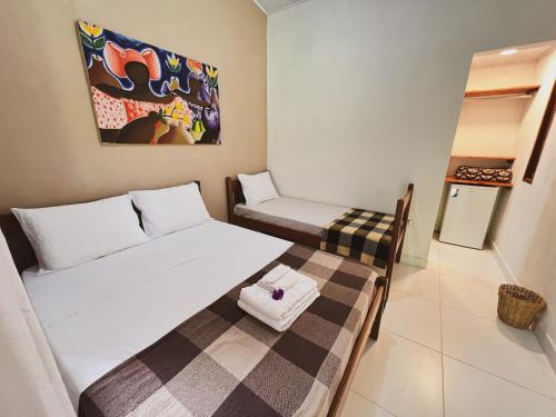 a small room with a bed and a couch at Pousada Donalu - Ótima Localização in Vale do Capao