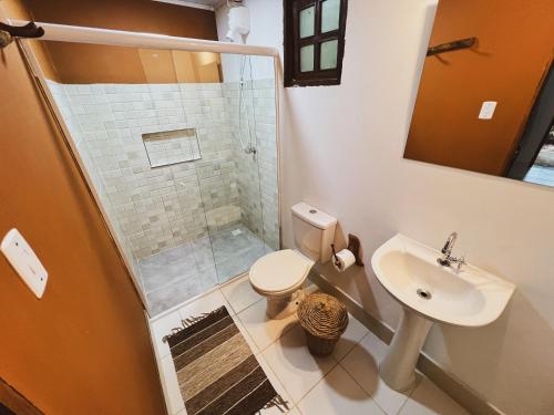 a bathroom with a shower and a toilet and a sink at Pousada Donalu - Ótima Localização in Vale do Capao