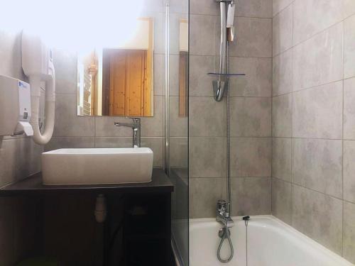 une salle de bain avec un lavabo et une baignoire dans l'établissement Résidence Riondet - Le Riondet 5 - Agréable 2 pièces en rez de neige, vue magnifique MAE-5524, à Valmorel