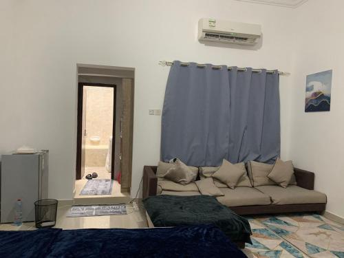 ein Wohnzimmer mit einem Sofa und einem Fenster in der Unterkunft The theatre room in Abu Dhabi