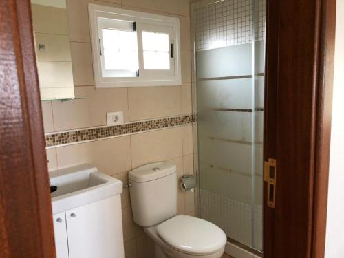 een kleine badkamer met een toilet en een wastafel bij Los Frailes in Breña Baja