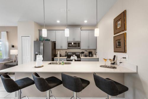 Η κουζίνα ή μικρή κουζίνα στο Amazing Townhome with Private Pool SL4839