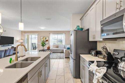 Η κουζίνα ή μικρή κουζίνα στο Amazing Townhome with Private Pool SL4839