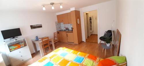 TV a/nebo společenská místnost v ubytování Proche de la cathédrale, logement