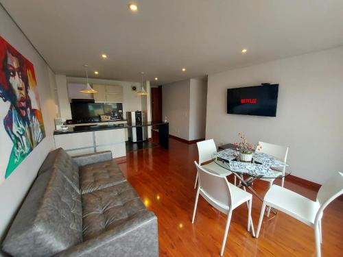 sala de estar con sofá, mesa y sillas en Suites and Apartments Bogotá, en Bogotá