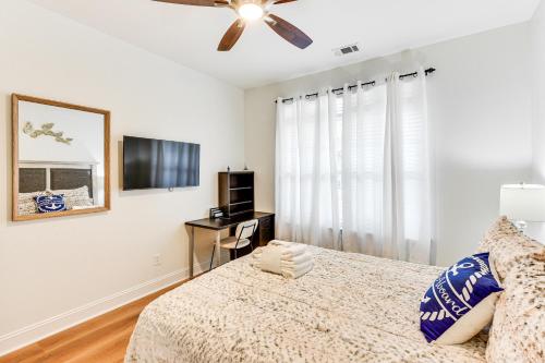 Ein Bett oder Betten in einem Zimmer der Unterkunft Charming Bluffton Home with Yard about 3 Mi to Beaches!
