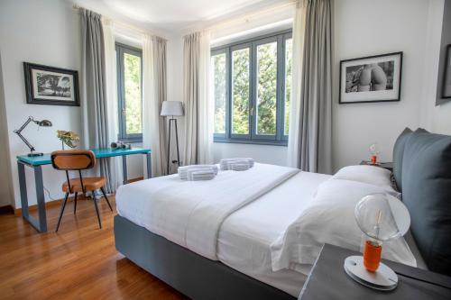 a bedroom with a bed and a desk and a bed sidx sidx sidx at Villa Laura in Gardone Riviera