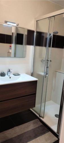 une salle de bain avec douche et lavabo dans l'établissement Résidence Regates - 2 Pièces pour 4 Personnes 061, à Pléneuf-Val-André