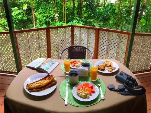 stół z talerzami jedzenia i napojów na górze w obiekcie Las Arrieras Nature Reserve and Ecolodge w mieście Horquetas