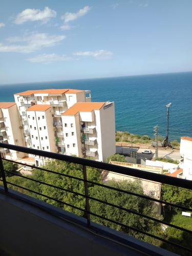 uma vista para o oceano a partir da varanda de um edifício em إقامة عش الباز ساكت بجاية الجزائر em Taranimt