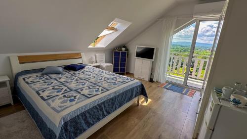 sypialnia z łóżkiem i dużym oknem w obiekcie Noclegi Bajama w mieście Siepraw