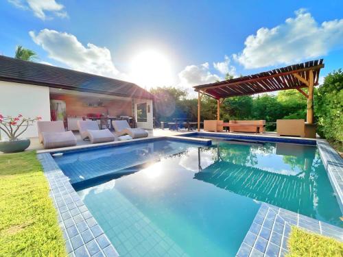 uma piscina num quintal com uma pérgola em Toquinho · Casa de Luxo c/ piscina em cond fechado - Toquinho em Ipojuca