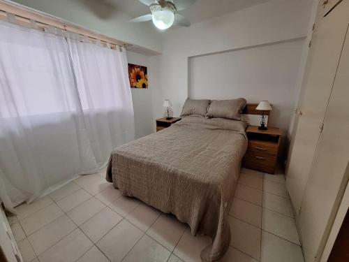 - une chambre avec un grand lit et une fenêtre dans l'établissement Bahía x día 1, à Bahía Blanca