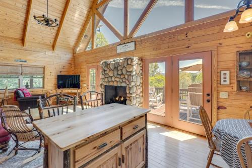 TV a/nebo společenská místnost v ubytování Deck, Grill and Mtn Views Warne Getaway!