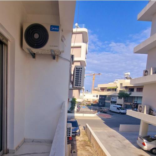 - une vue depuis le balcon d'un bâtiment dans l'établissement Cozy 1 bedroom apartment Larnaca city-center F, à Larnaka