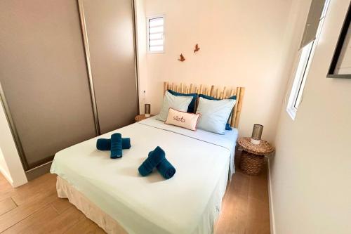 En eller flere senge i et værelse på Tehani Beach