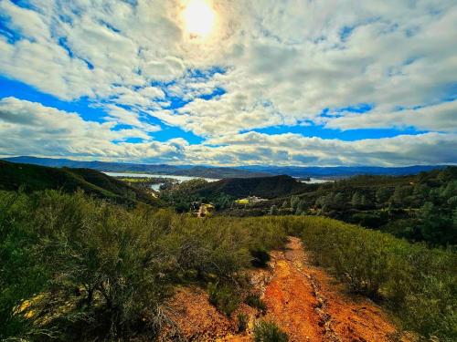 un camino de tierra en una colina con un cielo nublado en Eagles Nest is a 40-acre 1400 Sqft Custom Home, en Bradley