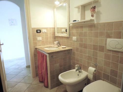 a bathroom with a sink and a toilet at Holiday House La Rosa dei Venti in Palau