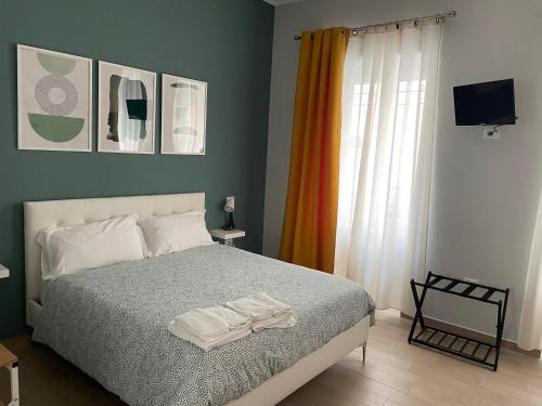 a bedroom with a bed with two towels on it at Miambra 