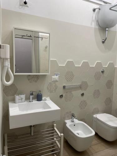 een badkamer met een wastafel en een toilet bij Miambra 