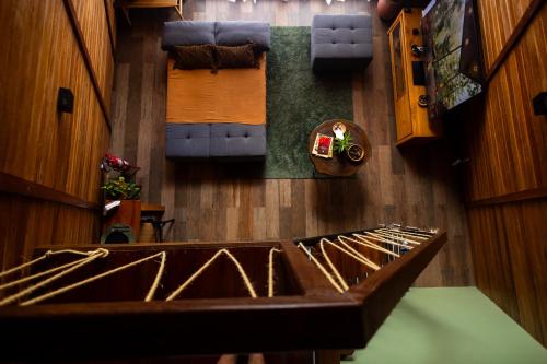 uma vista superior de uma sala de estar com um sofá em Cabana Ewaré em Presidente Figueiredo