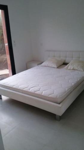 un cadre de lit blanc dans une chambre avec un matelas dans l'établissement Villa moderne près de la plage, à Villeneuve-lès-Maguelone