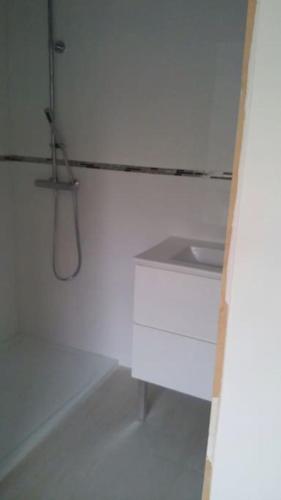 - une cuisine blanche avec évier dans la chambre dans l'établissement Villa moderne près de la plage, à Villeneuve-lès-Maguelone