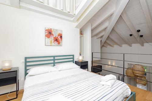 Un dormitorio con una cama azul y blanca. en Suite 38, en Bérgamo