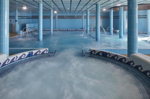 uma grande piscina de água num edifício em Hotel & Talasoterapia Zelai - HSS00653 em Zumaia