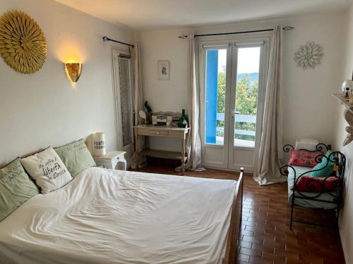 une chambre avec un lit, un bureau et une fenêtre dans l'établissement Villa cosy, Porto-vecchio 150m mer, à Porto-Vecchio