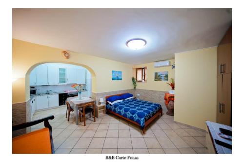 uma sala de estar com uma cama e uma cozinha em B&B Corte Fenza em Nocera Inferiore