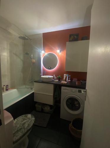 une salle de bain avec un lavabo et une machine à laver dans l'établissement Studio neuf cozy avec balcon, 11e arr Voltaire, proche Bastille, à Paris