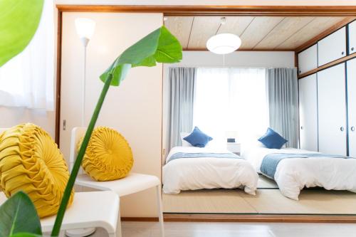 1 dormitorio con 2 camas y espejo en Corpo Shinkai 203 - Vacation STAY 16660 en Suzuka