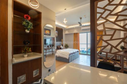 uma casa de banho com banheira e um quarto em Luxury Grand Mansion: YourHomelystudio em Ghaziabad