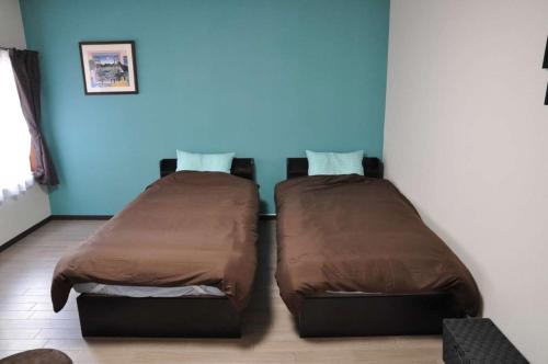 2 Betten nebeneinander in einem Zimmer in der Unterkunft Minpaku KEN HOUSE - Vacation STAY 60980v in Nagahama