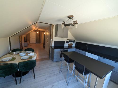 Frekhaug的住宿－Nature's Haven Newly Renovated Loft Near Bergen，厨房以及带桌椅的用餐室。