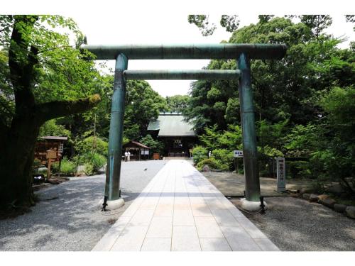 a bamboo gate in a road with a building in the background at HOTEL DRAKE - Vacation STAY 61996v in Odawara