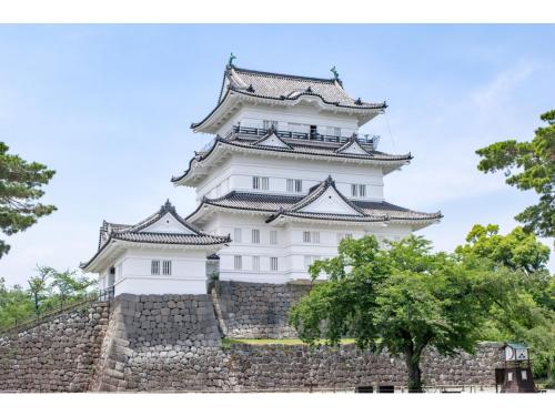 a tall white tower on top of a wall at HOTEL DRAKE - Vacation STAY 61981v in Odawara
