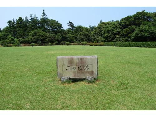 a stone grave in a field of grass at HOTEL DRAKE - Vacation STAY 62003v in Odawara